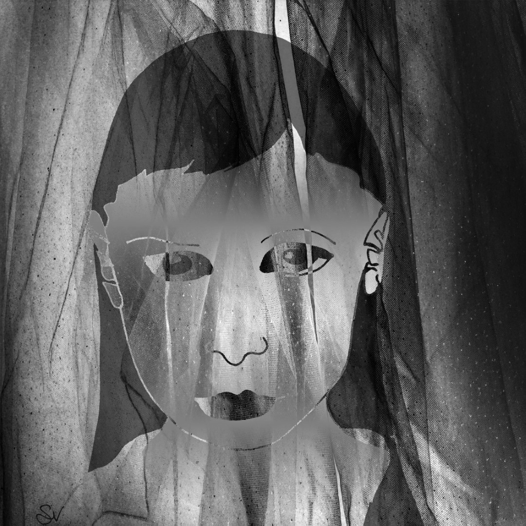 En noir et blanc, le visage d'une petite fille triste à moitié dissimulé par un voilage noir et gris.