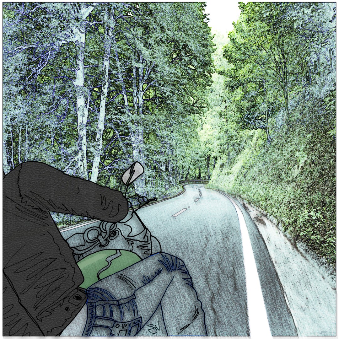 En bas à gauche, le côté droit de Varan qui conduit la moto grimpant entre les arbres très verts qui bordent la voie Camilien-Houde, au flanc du Mont-Royal. La route est floue à cause de la vitesse.