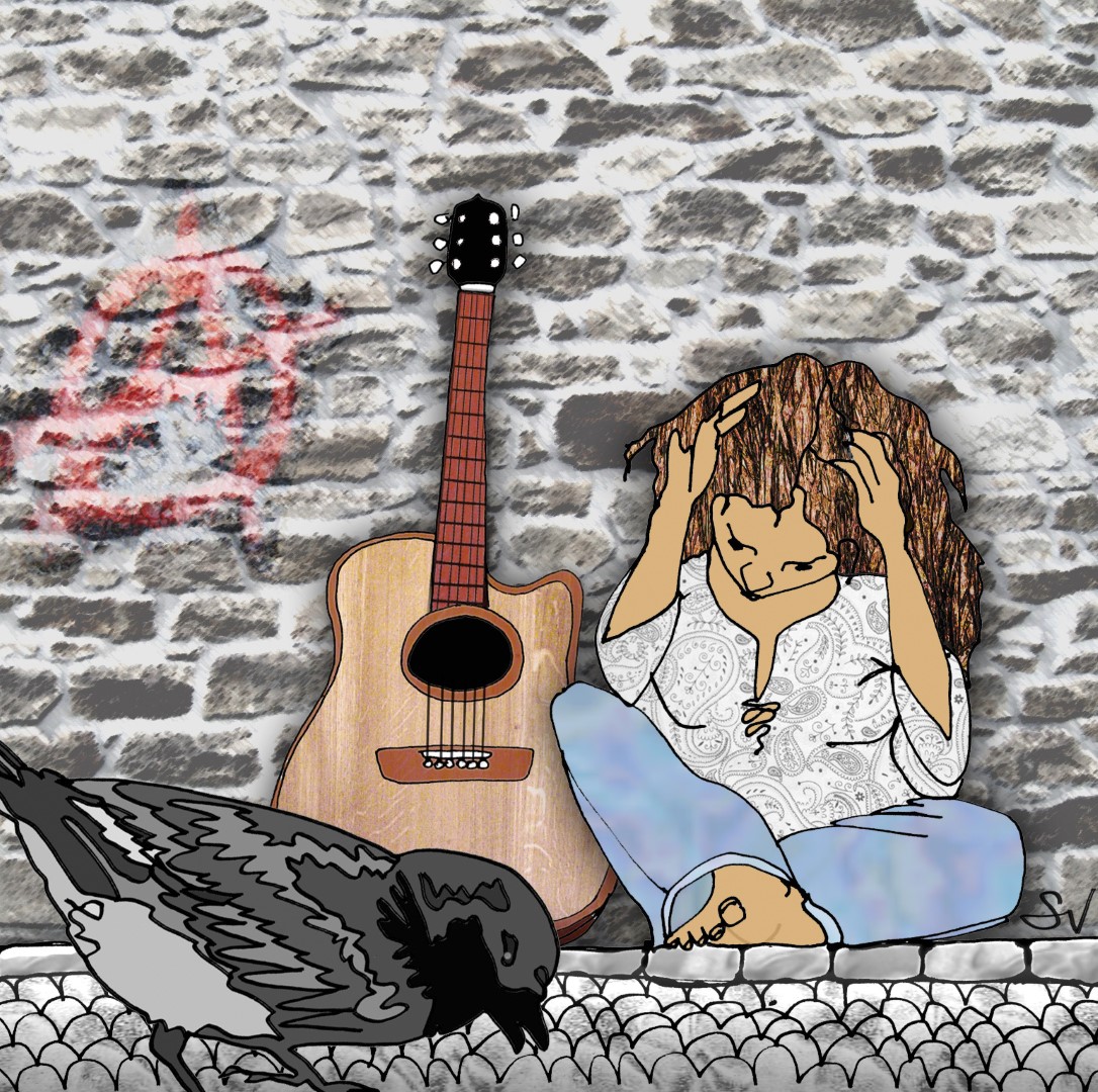 Autoportrait de l'auteure assise à côté de sa guitare sur les pavés de la Place Jacques-Cartier, adossée à un mur de pierres portant un graffiti anarchiste sur la gauche, avec un moineau picorant au premier plan.